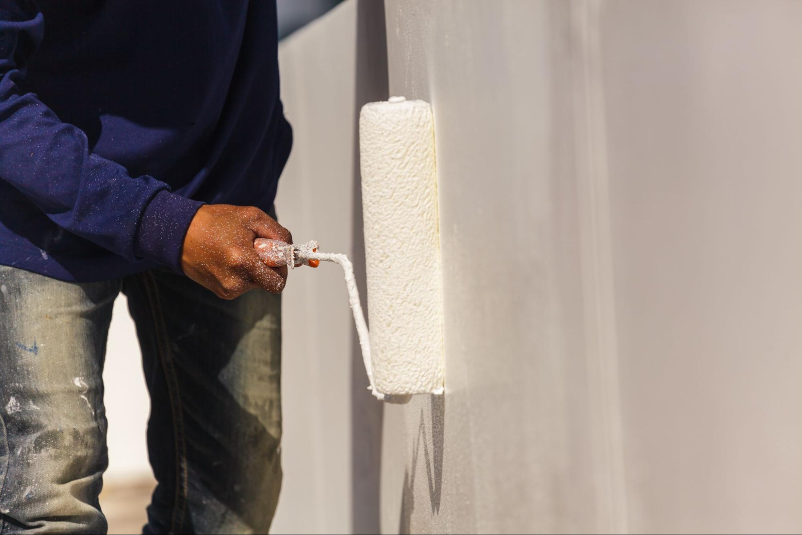 Pessoa aplicando impermeabilizante na parede com um rolo. A imagem ilustra o processo de impermeabilização da parede com pintura impermeável da Vedapren Parede. Pessoa aplicando impermeabilizante na parede com um rolo. A imagem ilustra o processo de impermeabilização da parede com pintura impermeável da Vedapren Parede.